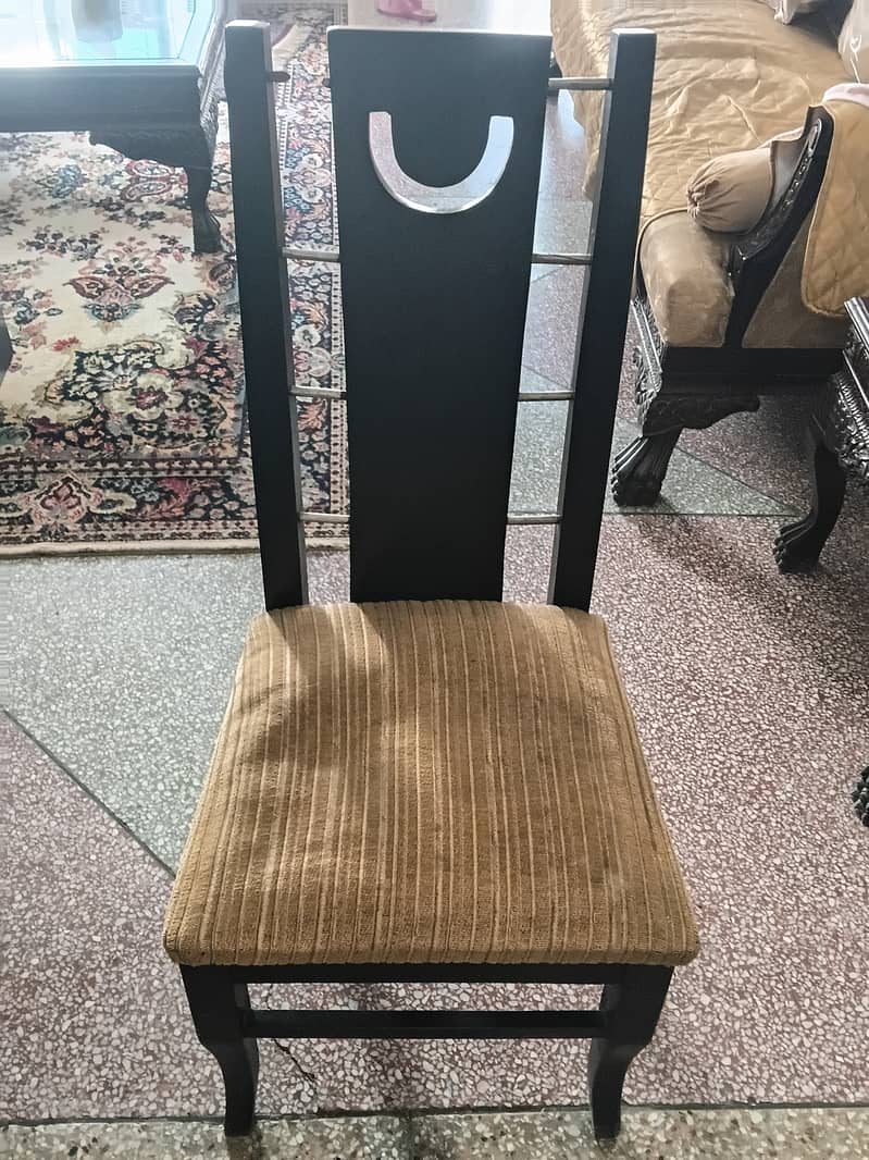 Dining table / 6 seater dining table/ Good condition for sale 3