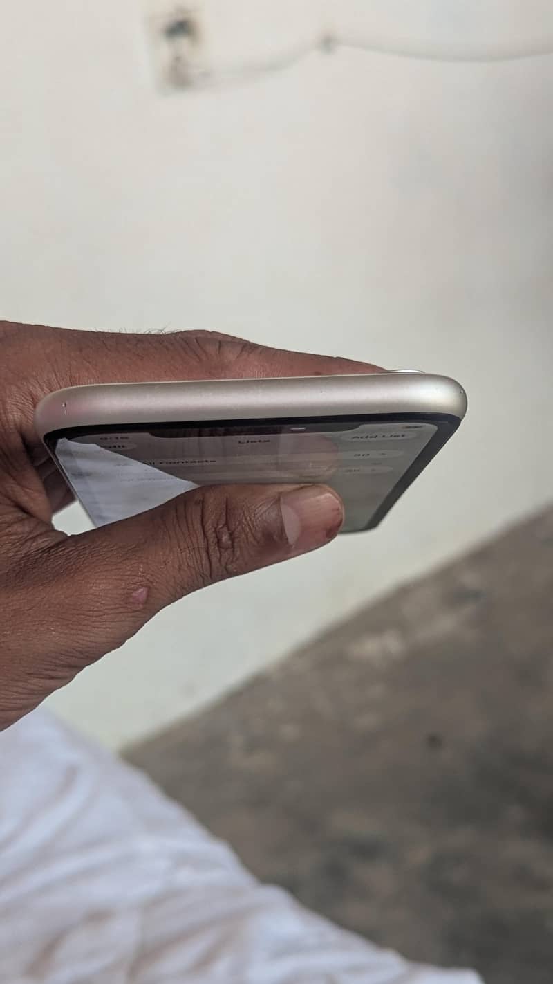 Apple iPhone 11 4