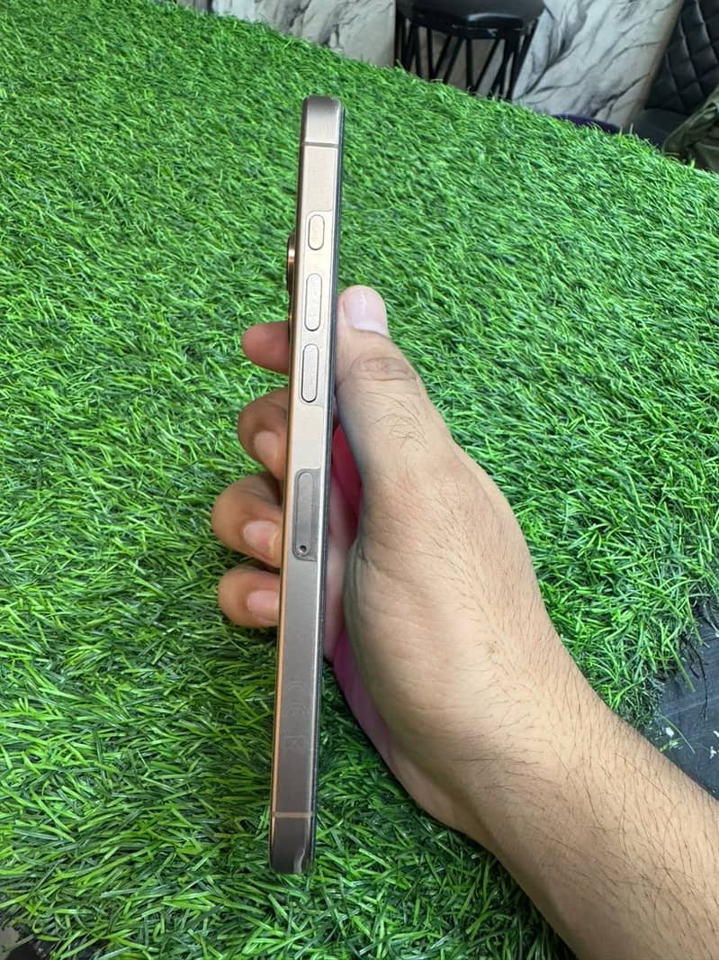 Apple iPhone 16 Pro Max 1
