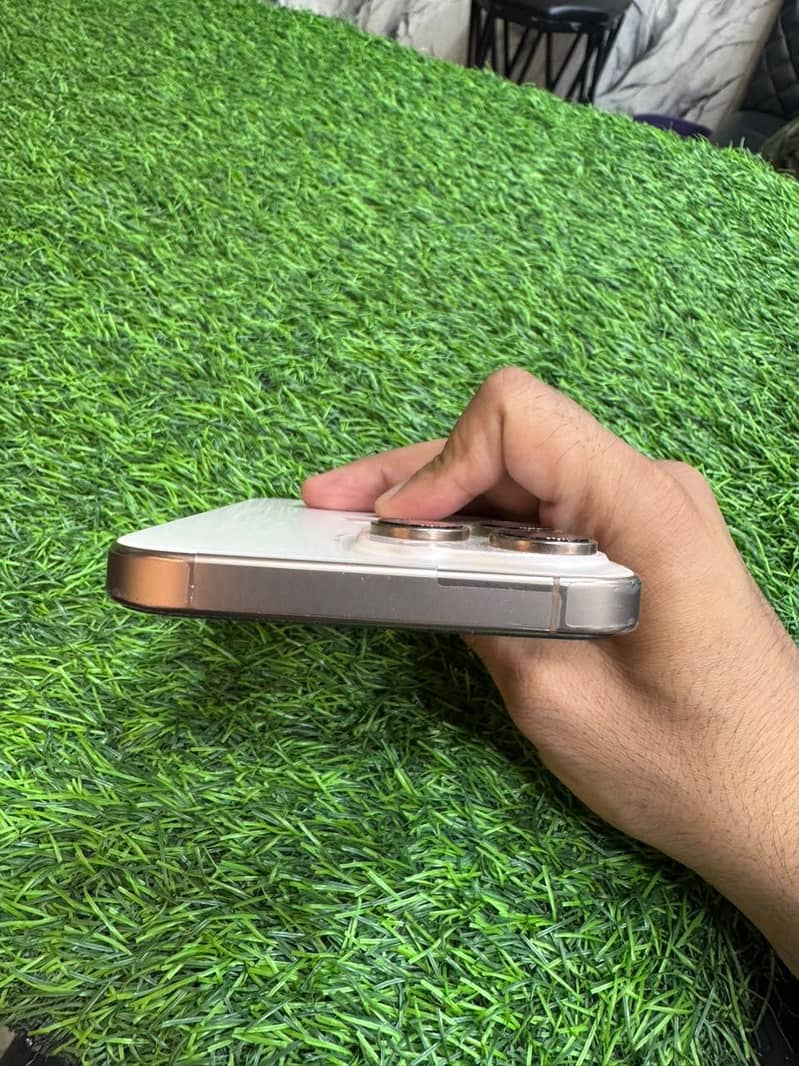 Apple iPhone 16 Pro Max 2