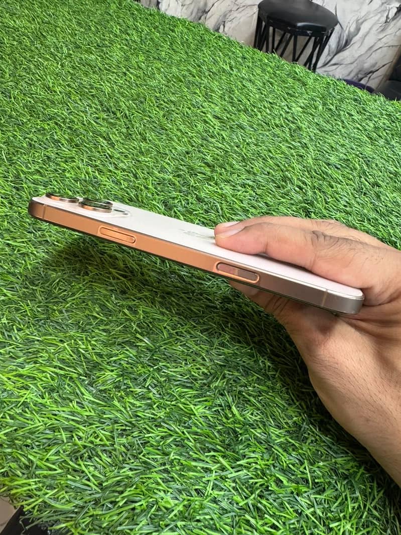 Apple iPhone 16 Pro Max 3