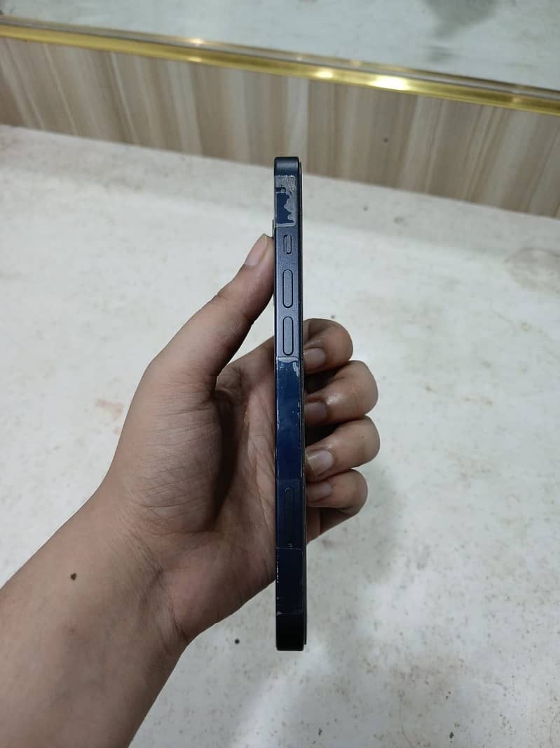 Apple iPhone 13 5
