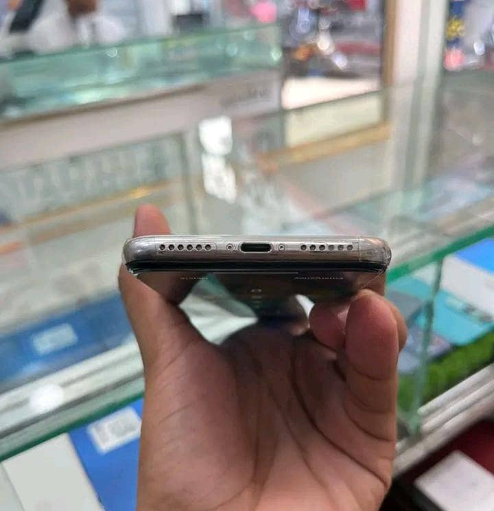 Apple iPhone X 4