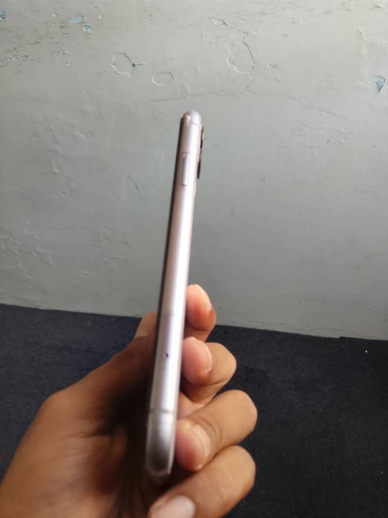 Apple iPhone 11 4