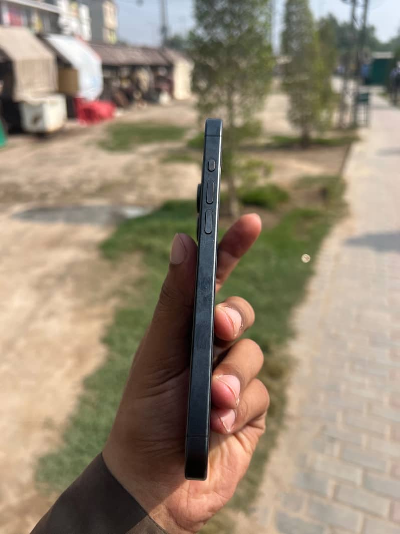 Apple iPhone 15 Pro Max 1