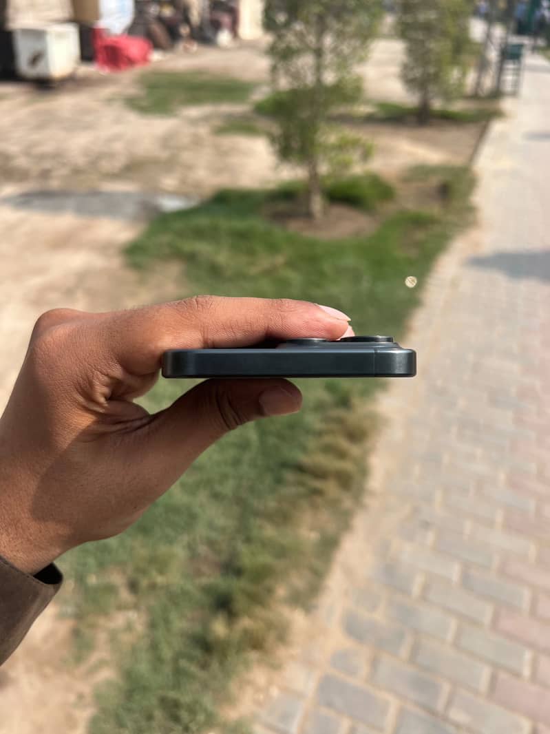 Apple iPhone 15 Pro Max 4