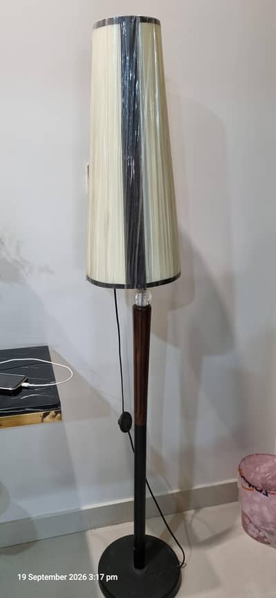 Elegant Tall Decorative Floor / Standing Lamp – Excellent Condition