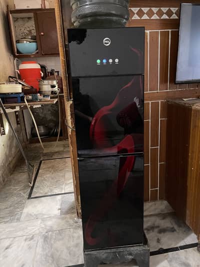 Pel water dispenser and refrigerator