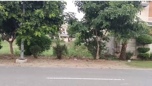 10 Marla Prime Builder Location Plot for Sale in Y Block, DHA Phase 7, Lahore