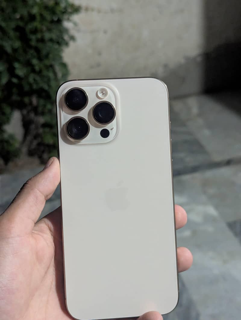 Apple iPhone 16 Pro Max 0
