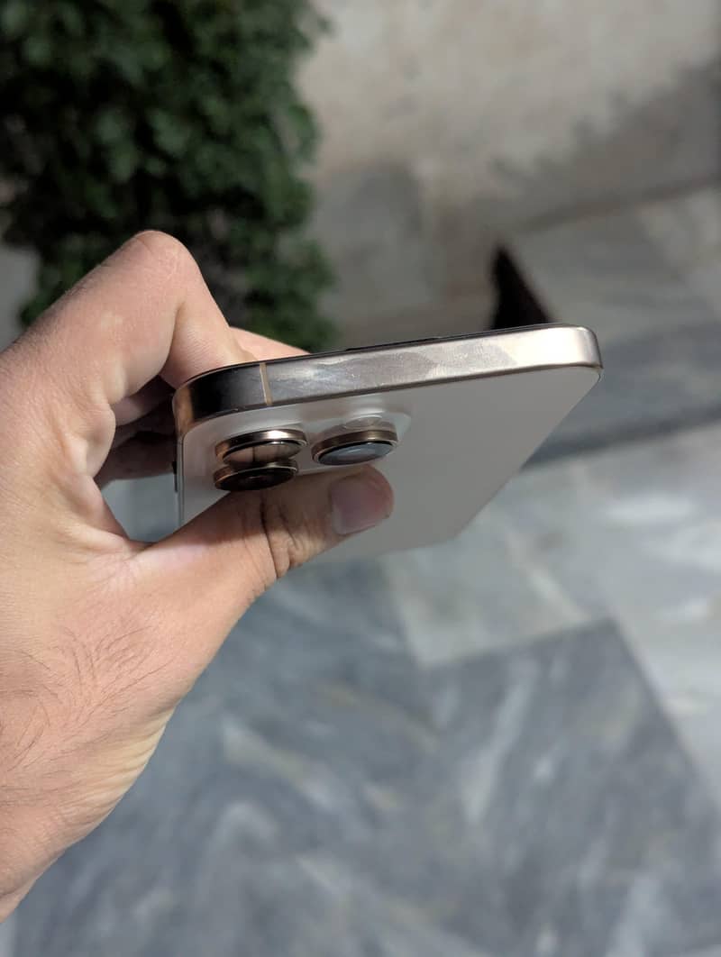 Apple iPhone 16 Pro Max 2