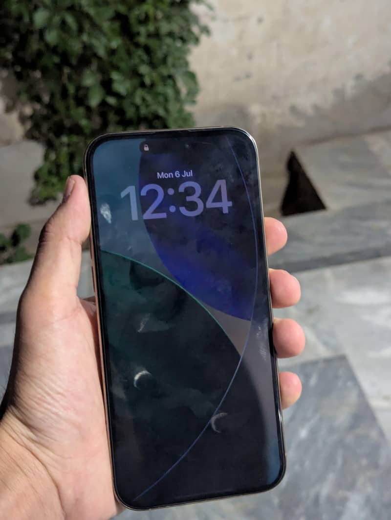 Apple iPhone 16 Pro Max 4