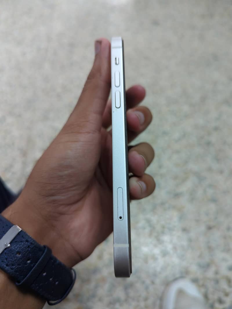 Apple iPhone 12 4
