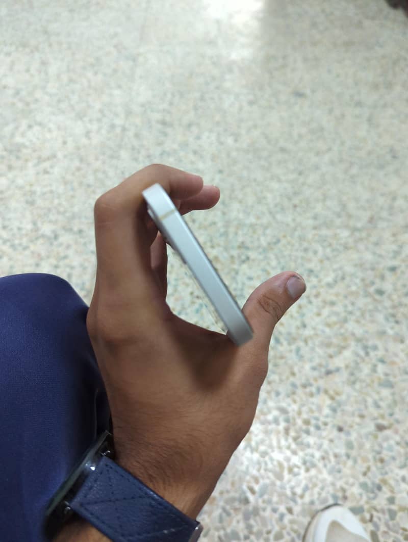 Apple iPhone 12 6