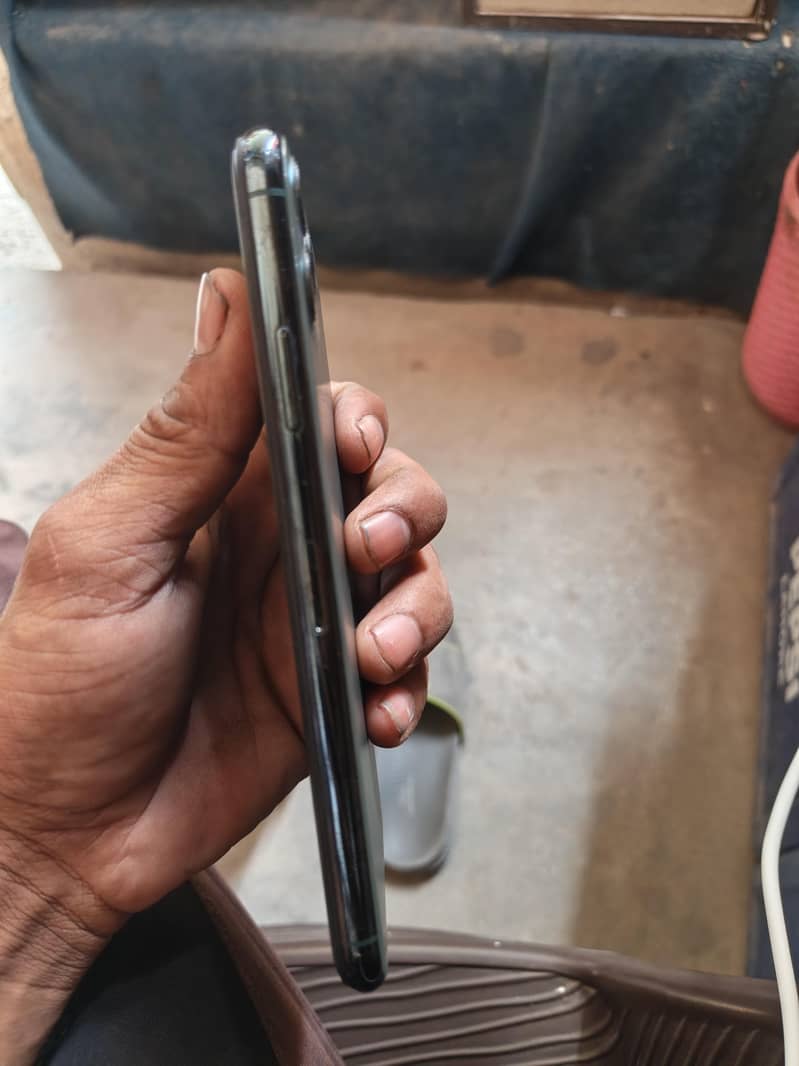 Apple iPhone 11 Pro Max 4