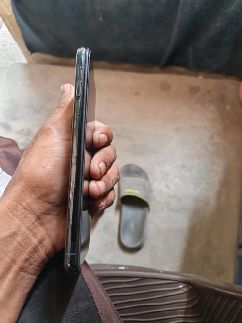 Apple iPhone 11 Pro Max 6