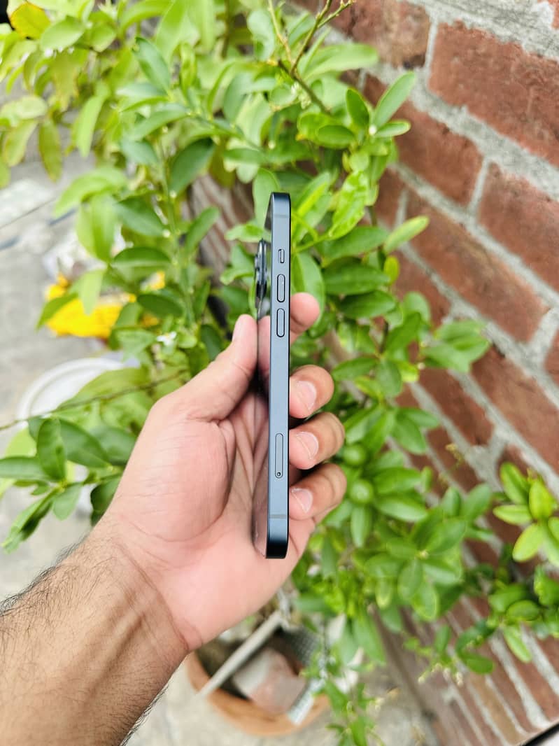 Apple iPhone 13 2
