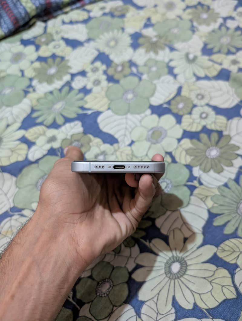 Apple iPhone 15 4