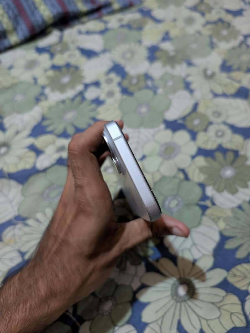 Apple iPhone 15 6