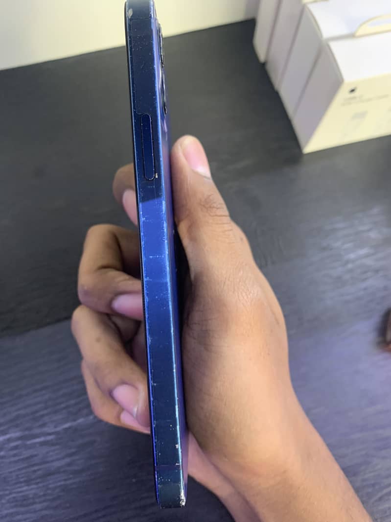 Apple iPhone 12 4