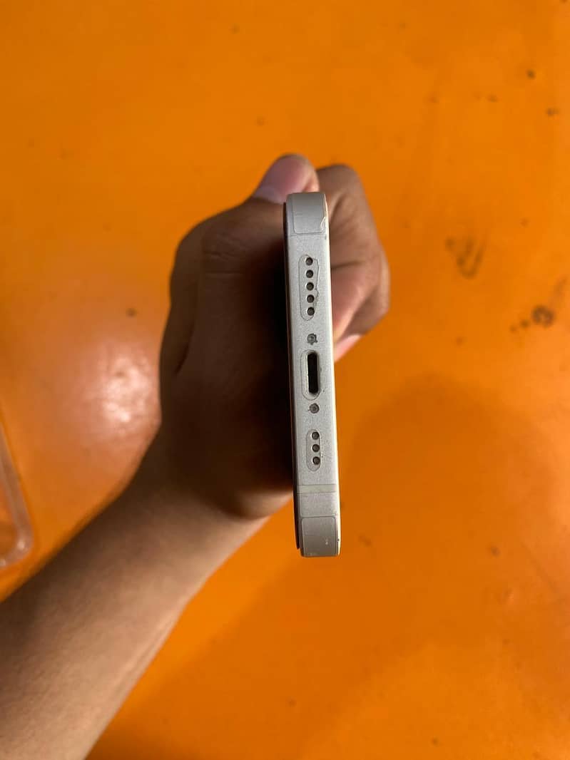 Apple iPhone 13 4