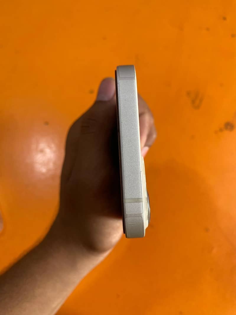 Apple iPhone 13 5