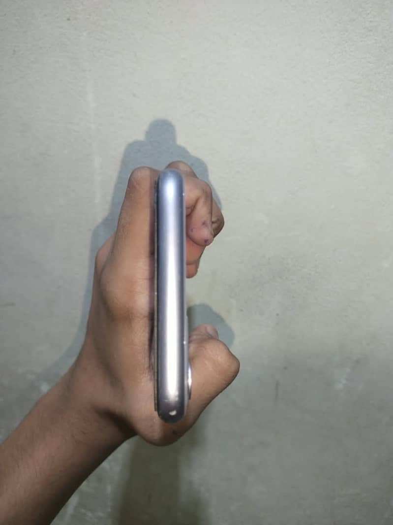 Apple iPhone 11 4