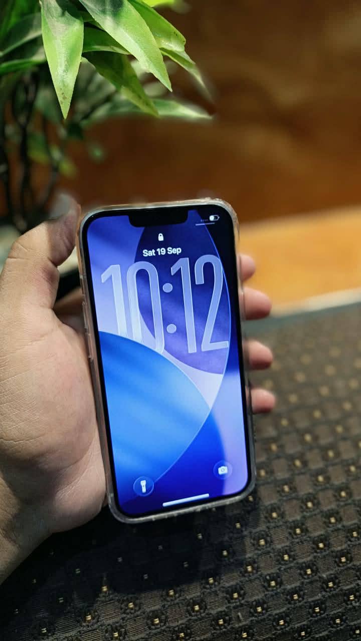 Apple iPhone 13 8