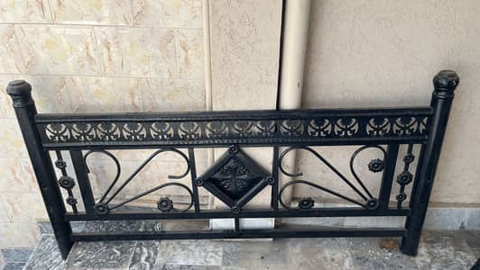 Steel black bed in good condition