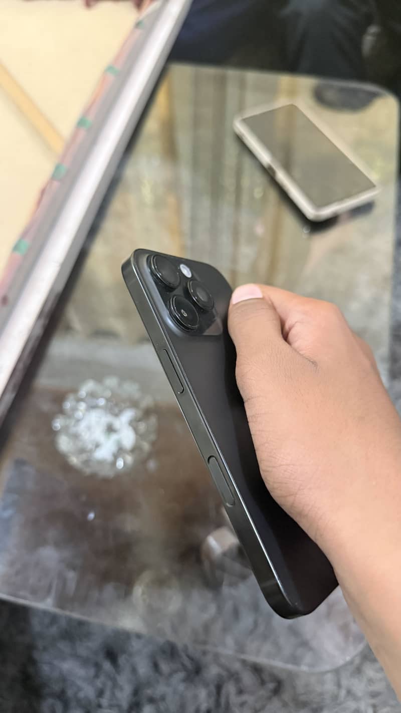 Apple iPhone 16 Pro 3