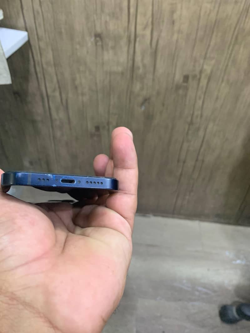 Apple iPhone 12 4