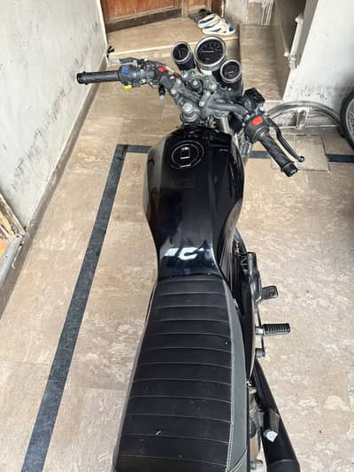 Hi speed 150 bike ma sab sai ha bs ceat cover thora kharab ha