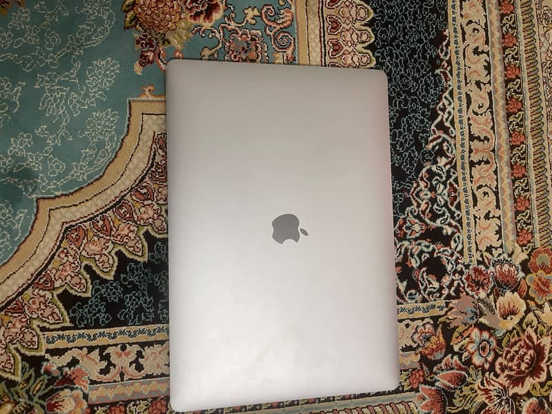 MAC'S MACBOOK PRO 3