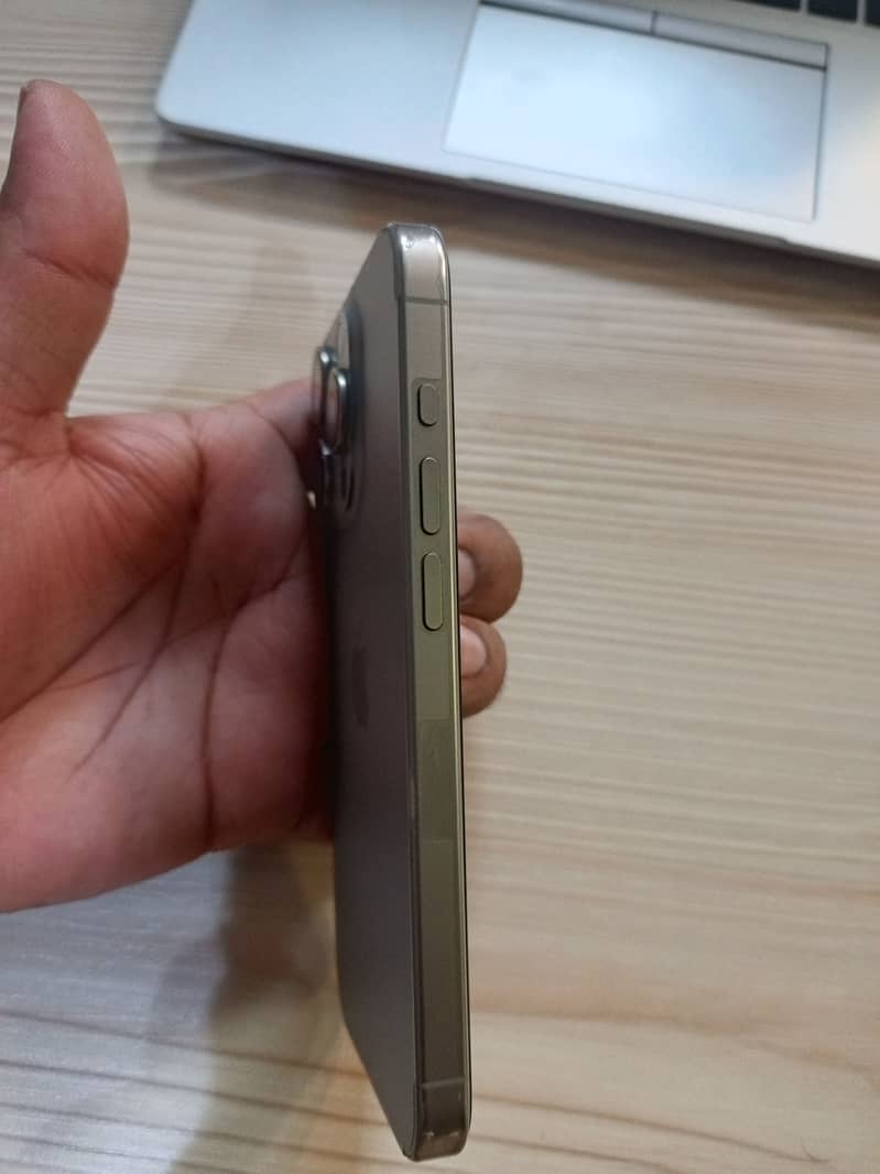 Apple iPhone 15 Pro 4