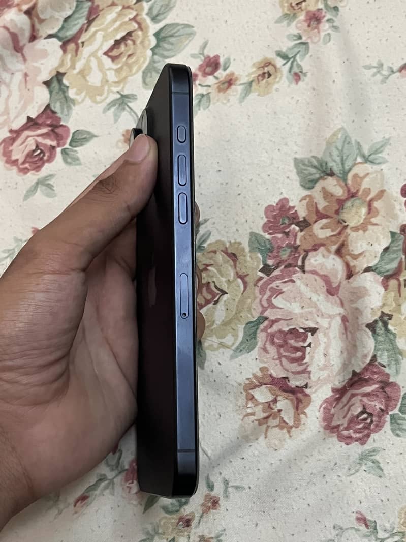 Apple iPhone 15 Pro Max 4