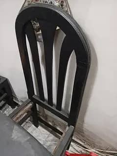 5 chairs but one chair ki gadi nae haii