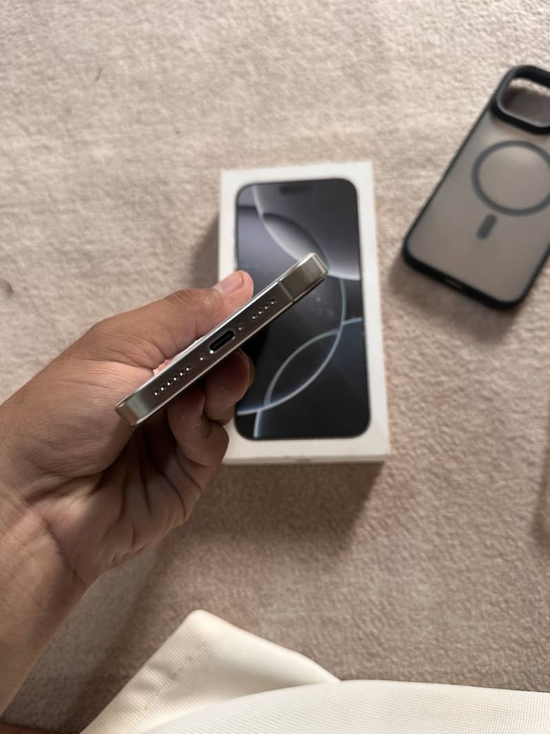 Apple iPhone 16 Pro Max 6