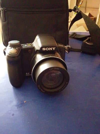 black Sony cyber shoot DSC-H50