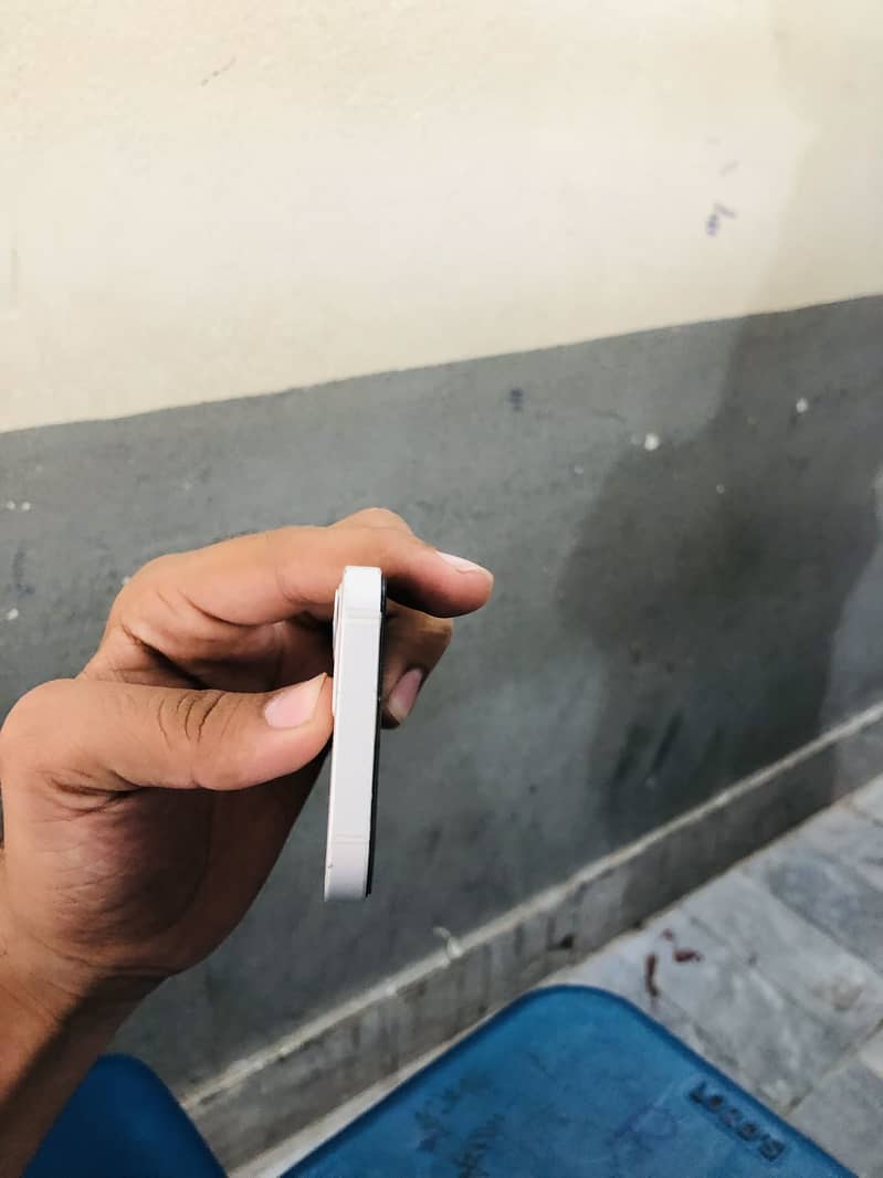 Apple iPhone 12 mini 4