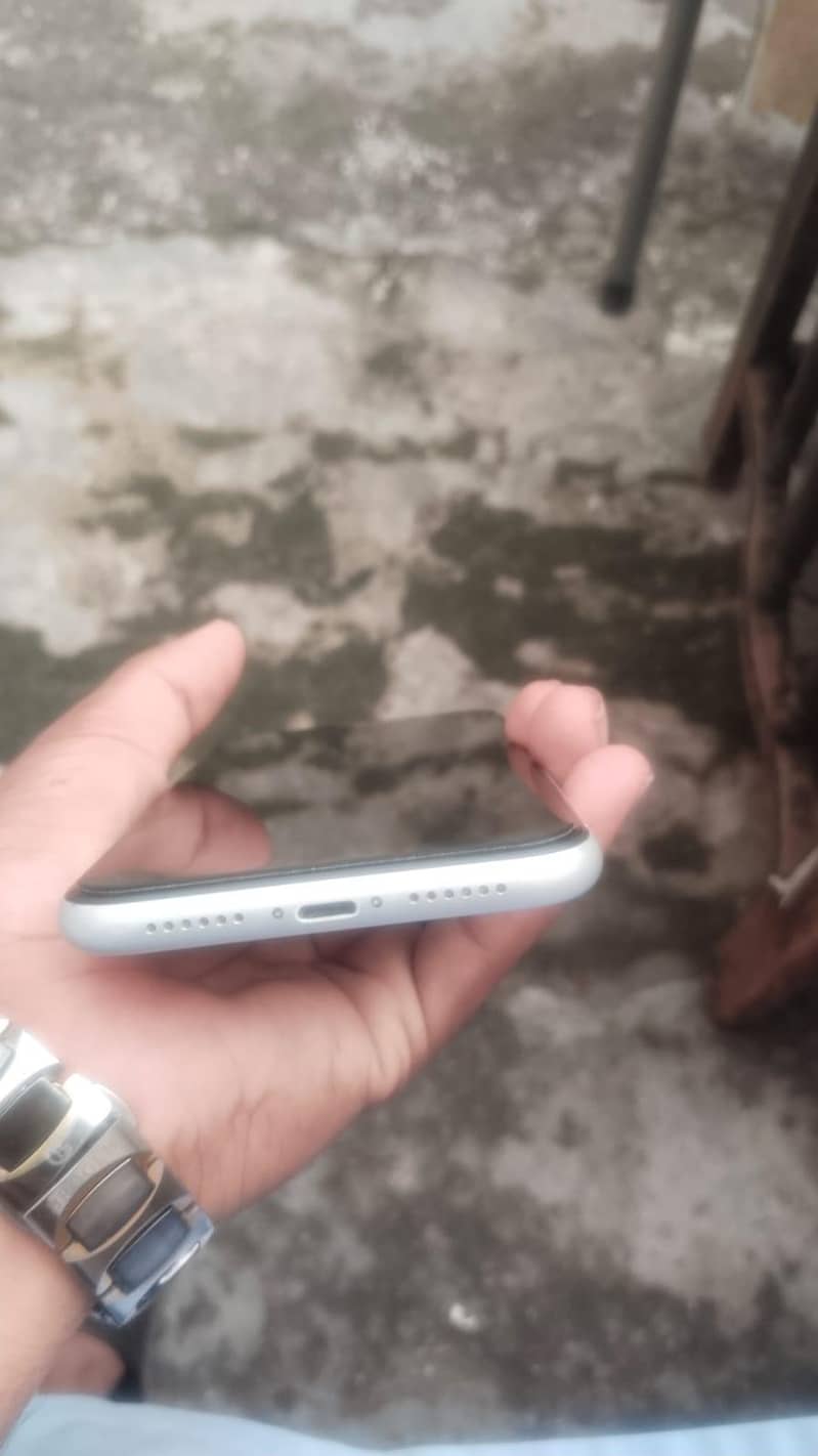 Apple iPhone XR 4