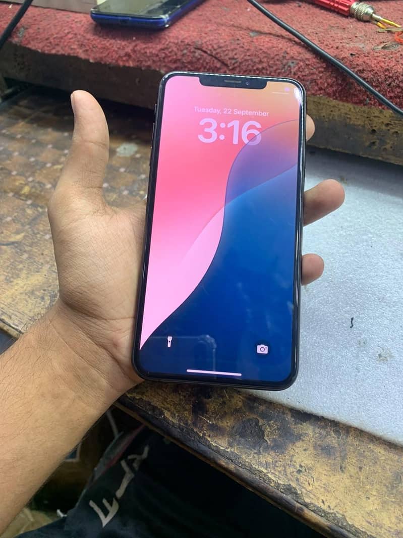 Apple iPhone XS Max 1