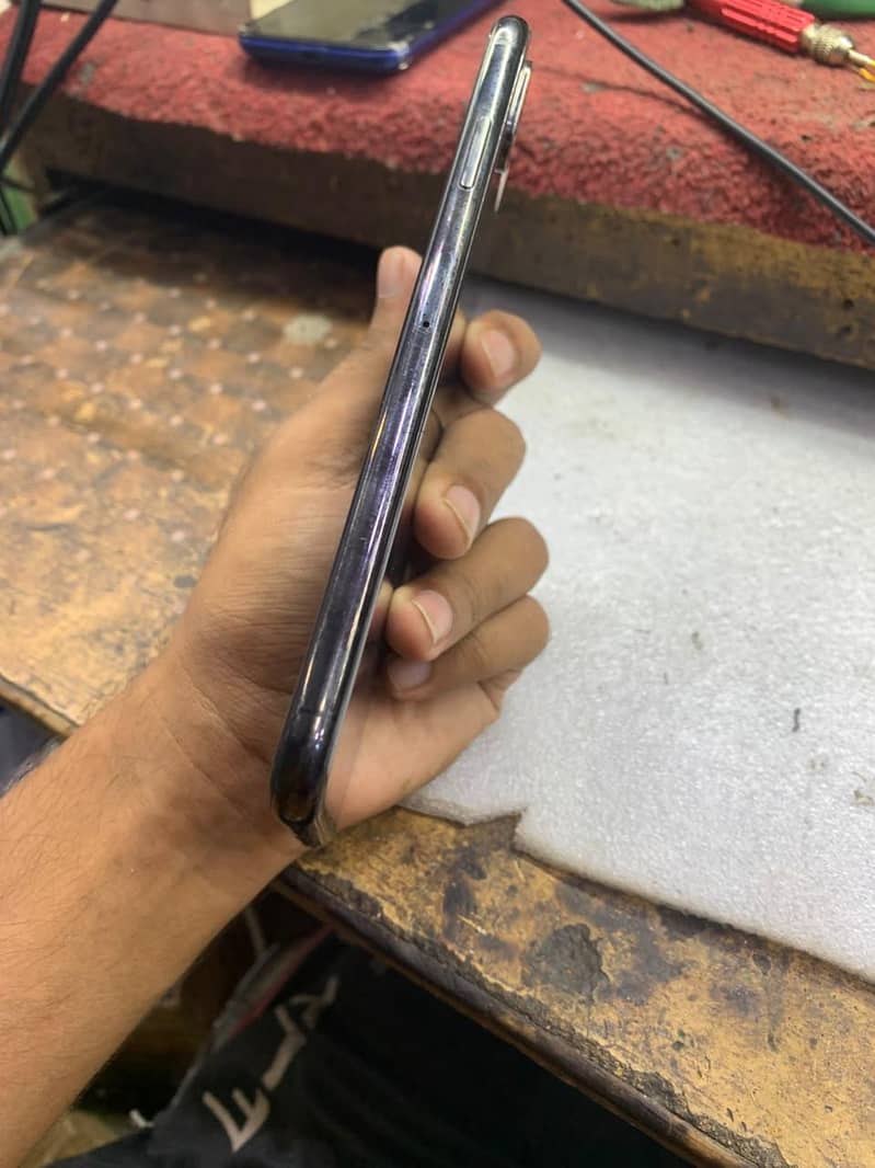 Apple iPhone XS Max 4