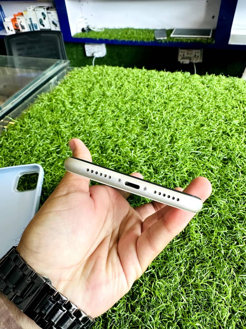 Apple iPhone 11 3