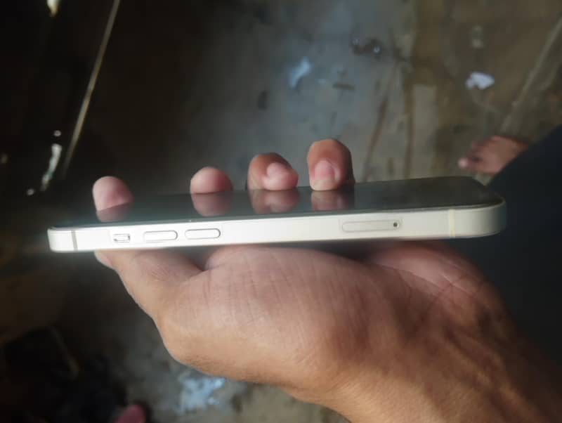 Apple iPhone 13 5