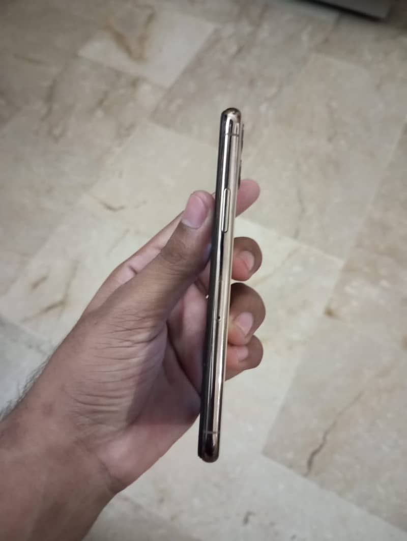 Apple iPhone 11 Pro 4