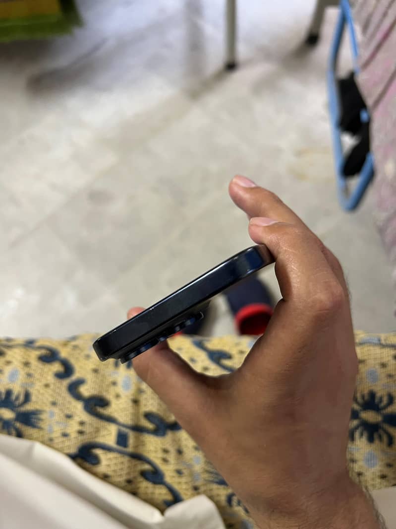 Apple iPhone 15 Pro Max 4