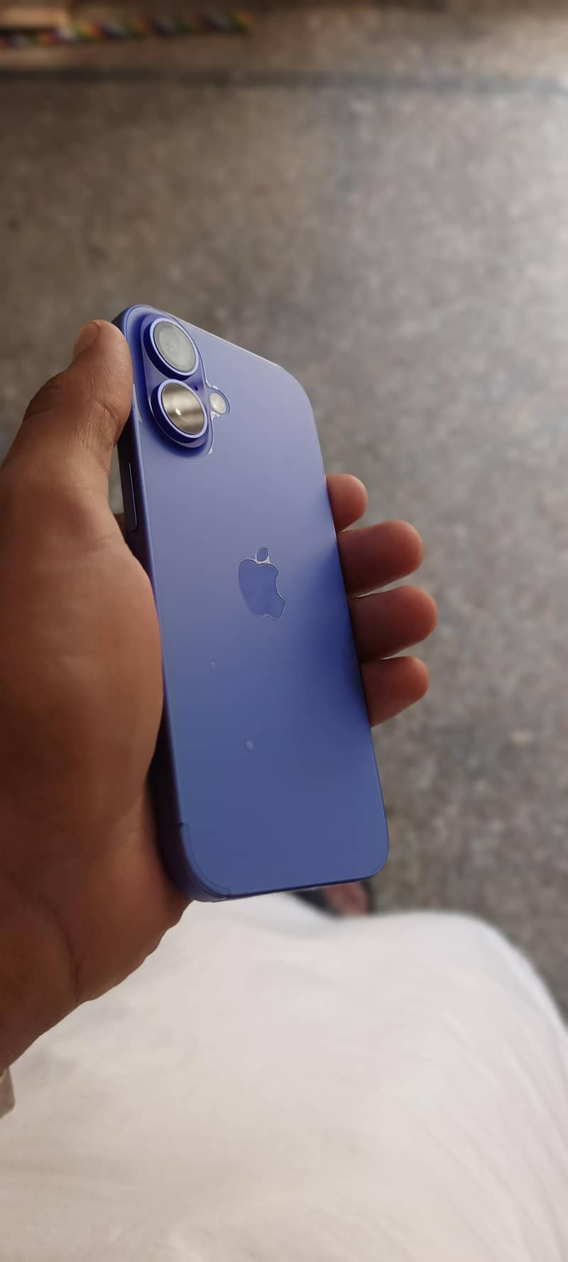 Apple iPhone 16 4