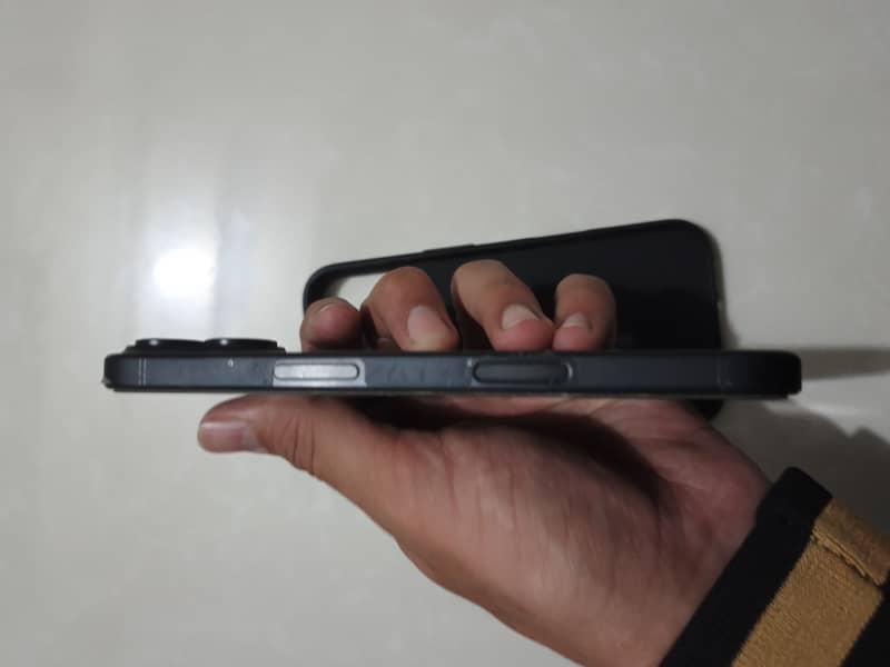 Apple iPhone 16 2