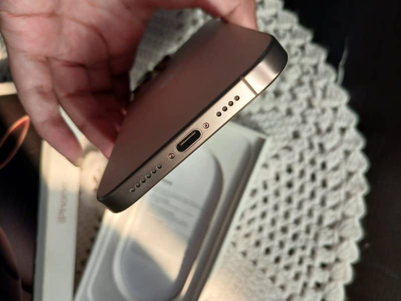 Apple iPhone 16 Pro Max 4