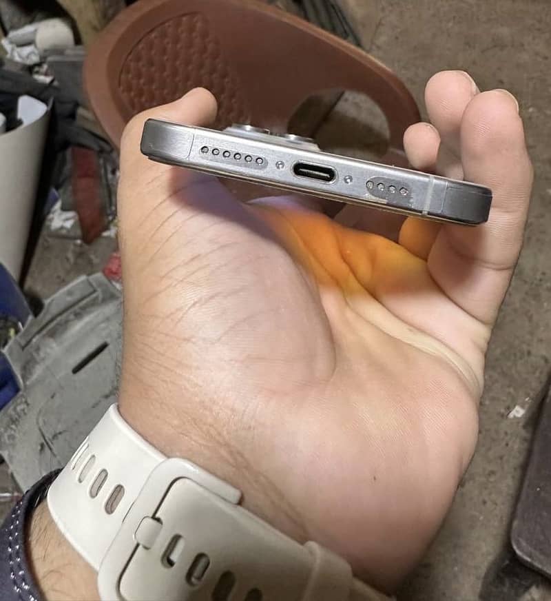 Apple iPhone 15 Pro Max 2